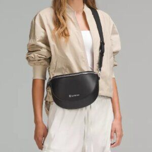 Lululemon Cactus Material, Saddle Crossbody Bag 2L - Black and Silver